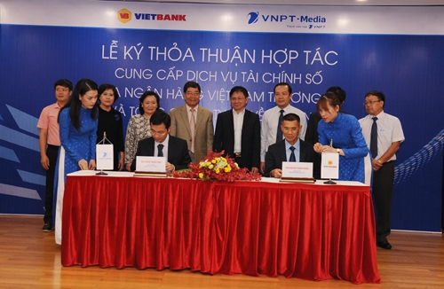 Mr. Duong Thanh Long - VNPT-Media's General Director (left) signed the strategic cooperation agreement with Mr. Nguyen Thanh Nhung, General Director of Vietbank