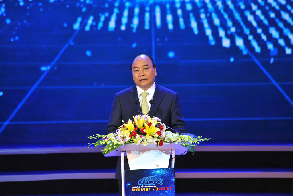 UV.BCT, Thủ tướng Chính phủ Nguyễn Xuân Phúc, Chủ tịch HĐTV Trần Mạnh Hùng chụp ảnh cùng các thí sinh đoạt giải