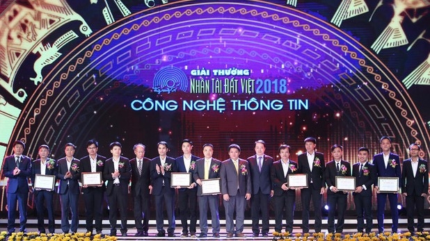 Jetstar Pacific chairman Nguyen Quoc Phuong and Sun Group representative Nguyen Quang Huy, and Editor-in-chief of Dan Tri/Dtinews, and head of the Vietnamese Talent Awards' organising board, Pham Huy Hoan, presented the prizes to the winners.