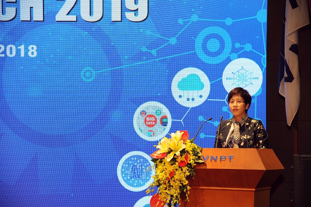 Phó Chủ tịch UBQLVNN tại Doanh nghiệp Nguyễn Thị Phú Hà chúc mừng những kết quả mà VNPT đã đạt được trong năm 2018