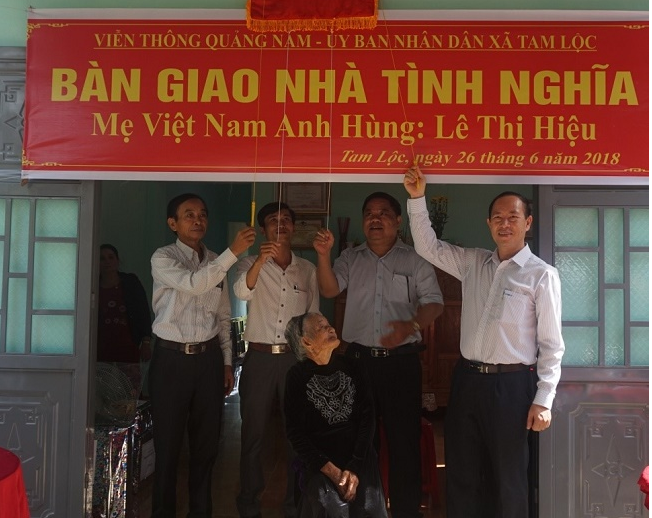 Đại diện VNPT tại Quảng Nam kéo băng khánh thành nhà tặng mẹ VNAH Lê Thị Hiệu hồi tháng 6/2018