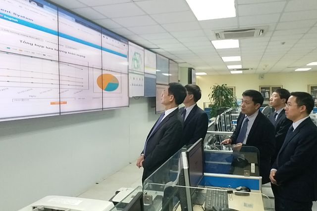 Bộ trưởng Nguyễn Mạnh Hùng và đoàn công tác của Bộ TT&TT đã đến thăm và kiểm tra công tác ứng trực dịp Tết Nguyên đán Kỷ Hợi 2019.