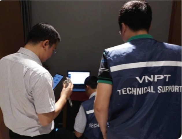 Các kỹ sư của VNPT đang thiết lập hệ thống kết nối đảm bảo tín hiệu đường truyền thông suốt phục vụ Hội nghị