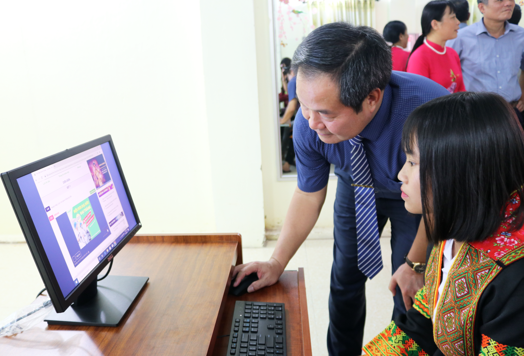 Ông Nguyễn Trọng Nghĩa - Tỉnh ủy viên, Bí thư huyện ủy Cao Lộc tham quan phòng máy tính do VNPT - Media tài trợ Trung tâm