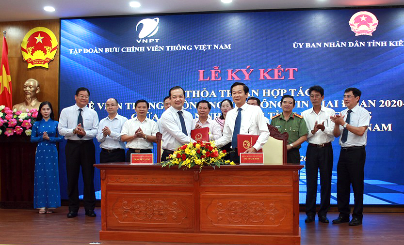 Đại diện chính quyền tỉnh Kiên Giang và Tập đoàn VNTP ký “Thỏa thuận hợp tác Viễn thông - CNTT giai đoạn 2020-2025”