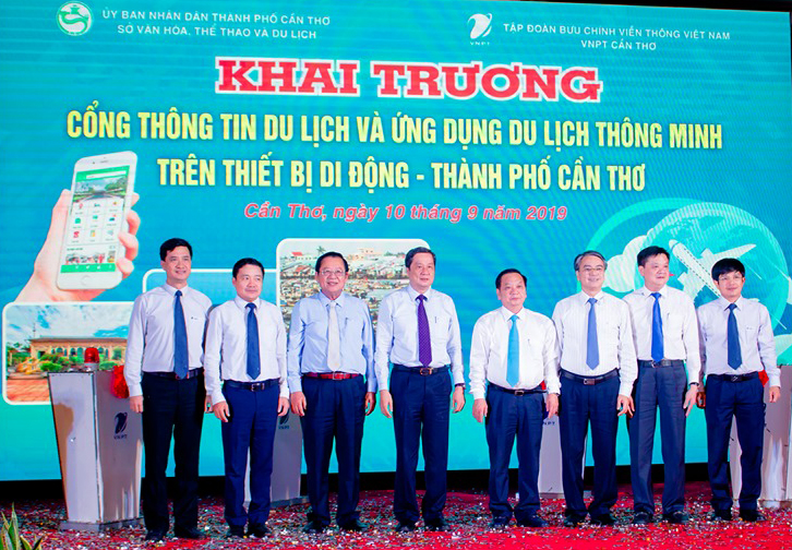 Thực hiện nghi thức khai trương tại buổi lễ có Chủ tịch Tập đoàn Trần Mạnh Hùng và Phó TGĐ Huỳnh Quang Liêm, cùng lãnh đạo TCty VNPT VinaPhone và VNPT địa bàn Cần Thơ