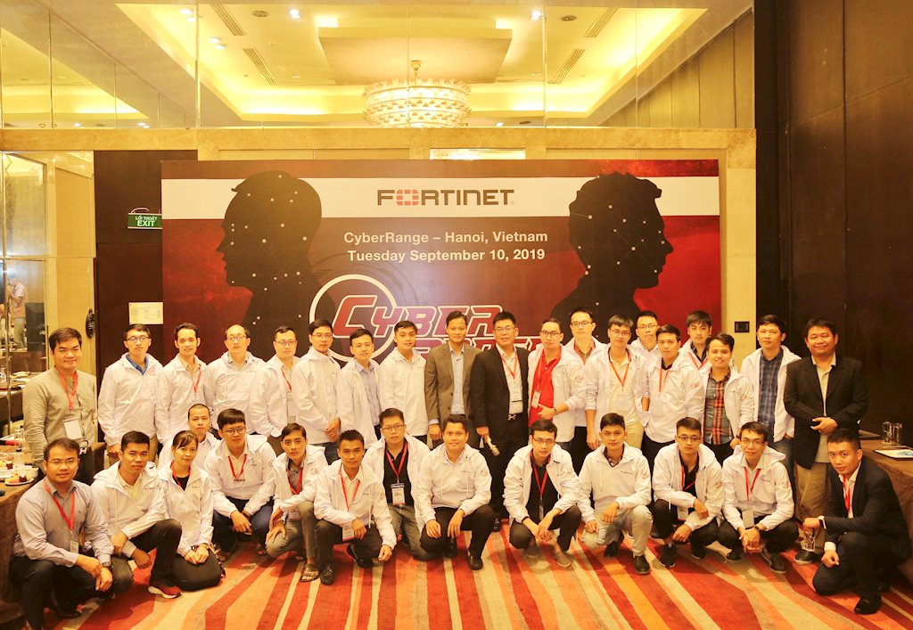 Trong lần đầu tiên được tổ chức tại Việt Nam, Cyber Range 2019 có sự góp mặt của 12 đội cán bộ kỹ thuật đến từ 11 doanh nghiệp, tập đoàn.