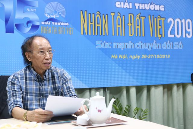 Nhà báo Phạm Huy Hoàn, Tổng biên tập báo Dân trí, Trưởng ban tổ chức Giải thưởng phát biểu tại buổi chấm sơ khảo. 