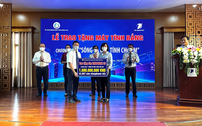 VNPT tặng gần 5.400 máy tính bảng cho học sinh khó khăn ở Đồng Nai