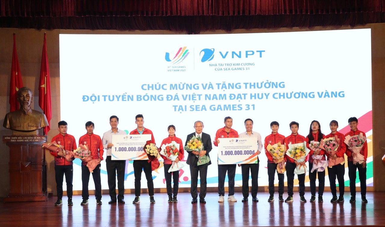 VNPT trao tặng 2 tỷ đồng cho đội tuyển bóng đá nam U23 và đội tuyển bóng đá nữ Việt Nam