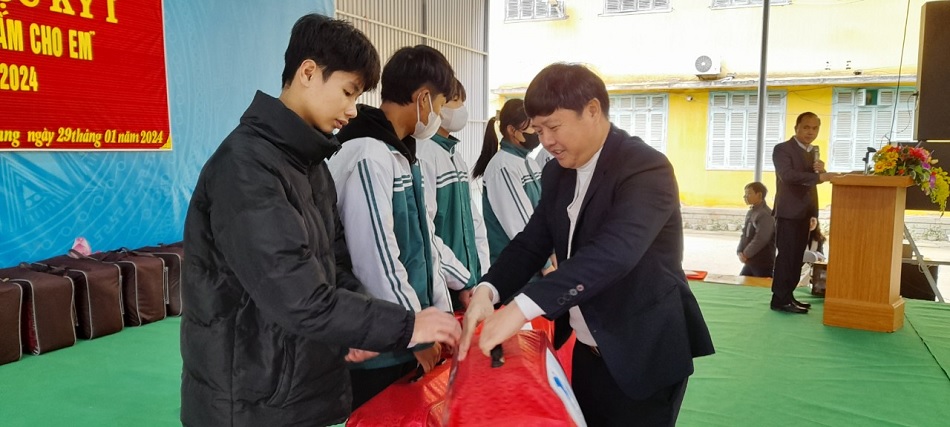 VNPT tặng quà cho các em học sinh có hoàn cảnh khó khăn tại Tuyên Quang