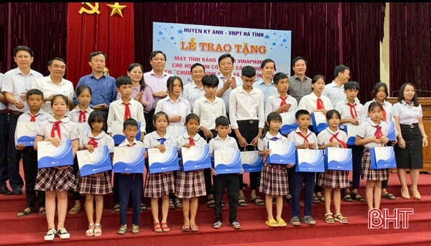 VNPT trao 605 máy tính bảng cho học sinh khó khăn tại Hà Tĩnh