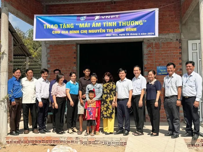 VNPT trao tặng 'Mái ấm tình thương' tại huyện Mộc Hóa (Long An)