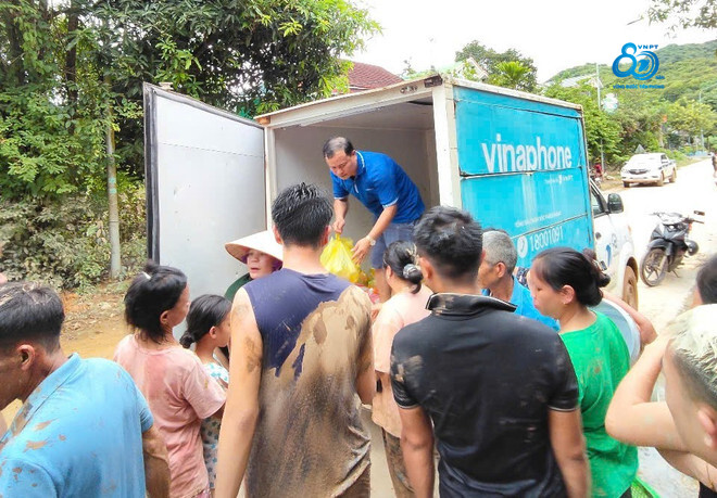 Người VNPT "vượt lũ, giữ sóng" hỗ trợ vận chuyển nhu yếu phẩm cho bà con vùng lũ