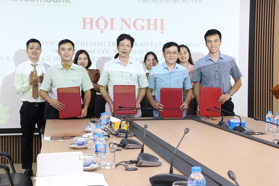 VNPT Hưng Yên tiếp tục tài trợ học bổng "chắp cánh ước mơ" năm học 2022-2023