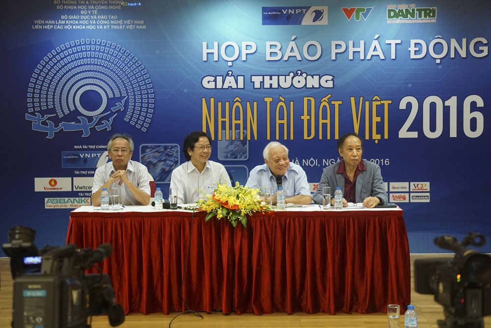 Đại diện Ban tổ chức, Ban giám khảo của Giải thưởng Nhân tài Đất Việt 2016 trao đổi với báo giới