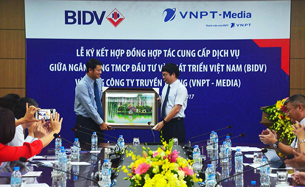 Lãnh đạo VNPT-Media và BIDV trao tặng quà lưu niệm