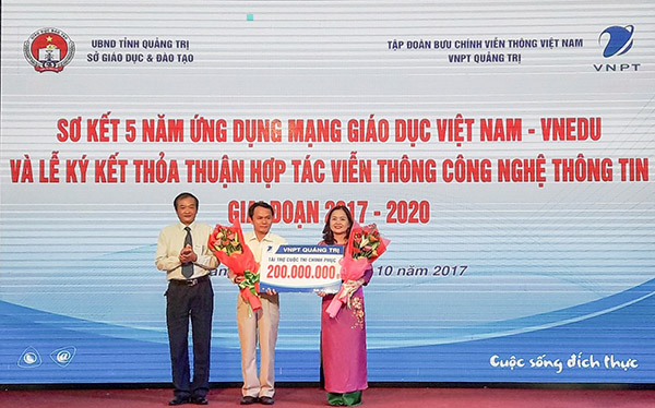  VNPT Quảng Trị tặng 200 triệu đồng tài trợ tổ chức cuộc thi Chinh phục năm 2017.