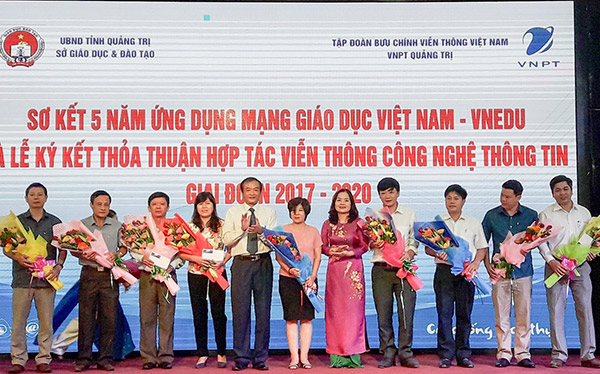 VNPT Quảng Trị tặng quà cho các trường học tiêu biểu trong việc sử dụng các ứng dụng VT-CNTT do VNPT cung cấp.