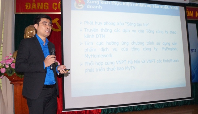 Bí thư Đoàn Thanh niên VNPT-Media Hoàng Tiến Hưng báo cáo về công tác Đoàn, phong trào thanh niên năm 2017