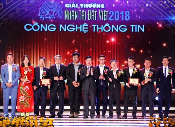 Ông Trần Mạnh Hùng - Chủ tịch HĐTV Tập đoàn VNPT và ông Võ Văn Thưởng trao giải Nhì lĩnh vực CNTT, Giải thưởng Nhân tài đất Việt 2018 cho các tác giả.