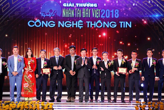 Politburo member and Head of the Communist Party of Vietnam Central Committee's Information and Education Commission Vo Van Thuong and Chairman of the Vietnam Posts and Telecommunications Group Tran Manh Hung present second prize in IT at the Vietnamese Talent Awards 2018
