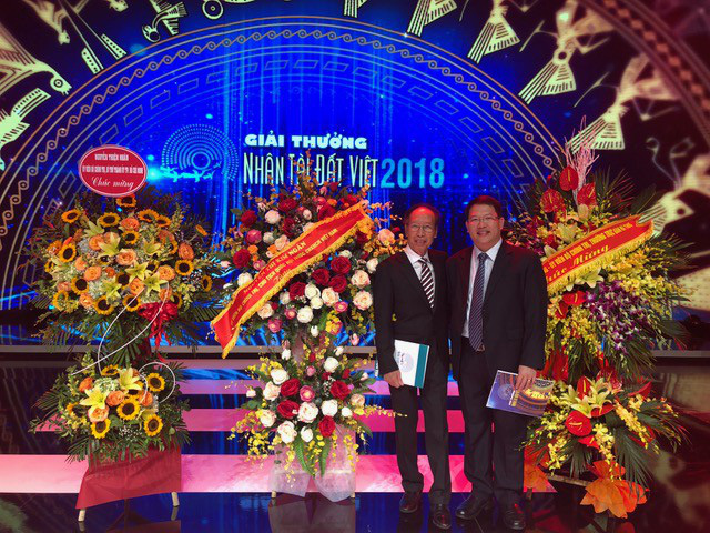 Editor-in-chief of Dan Tri/Dtinews, and head of the organising board Pham Huy Hoan and deputy general director of VNPT Media Nguyen Van Tan besides flower bouquets sent by NA Chairwoman Nguyen Thi Kim Ngan, Politburo member and head of the Central Inspection Committee Tran Quoc Vuong and Politburo Member and Secretary of the Ho Chi Minh City Party Committee Nguyen Thien Nhan at the awards ceremony on November 20.