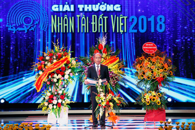 Editor-in-chief of Dan Tri/Dtinews, and head of the Vietnamese Talent Awards' organising board, Pham Huy Hoan, gives the opening ceremony speech