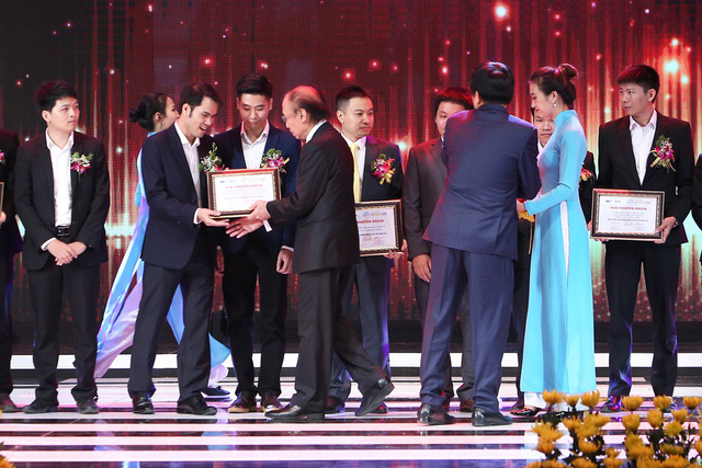 Jetstar Pacific chairman Nguyen Quoc Phuong and Sun Group representative Nguyen Quang Huy, and Editor-in-chief of Dan Tri/Dtinews, and head of the Vietnamese Talent Awards' organising board, Pham Huy Hoan, presented the prizes to the winners.