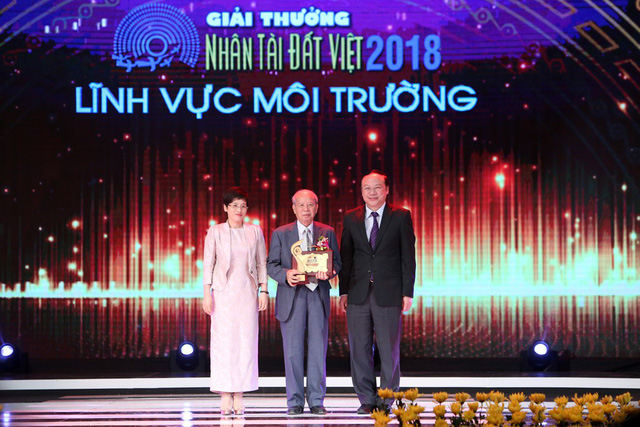 Le Cong Thanh, Deputy Minister from the Ministry of Natural Resources and Environment and Nguyen Thi Phu Ha granted a prize worth VND200 million for the winner.