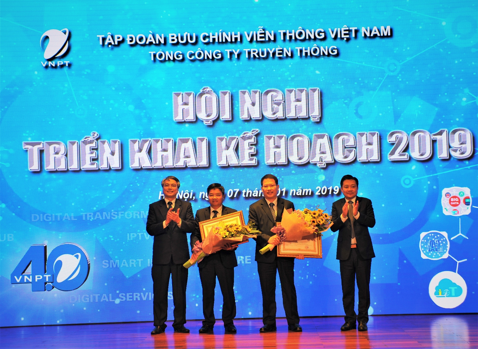 Mr. Tran Manh Hung, Chairman of VNPT's Board of Members and Mr. Huynh Quang Liem, VNPT's Deputy General Director and Chairman of VNPT-Media handled Third-Class Labour Medals to Mr. Nguyen Van Tan and Mr. Huynh Ngoc Tuan