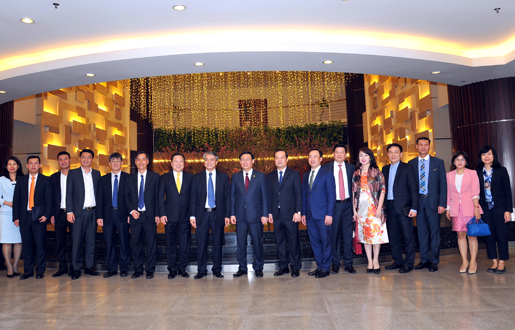 Các đồng chí lãnh đạo Tập đoàn đón Phó Thủ tướng Vương Đình Huệ cùng đoàn công tác của Chính phủ tới thăm và làm việc sáng ngày 11/02/2019