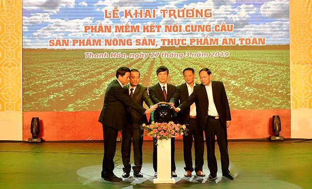 Đại diện lãnh đạo UBND tỉnh Thanh Hóa, Cục An toàn Thực phẩm và Tập đoàn VNPT nhấn nút khai trương Phần mềm kết nối cung cầu sản phẩm nông sản, thực phẩm an toàn tỉnh Thanh Hóa