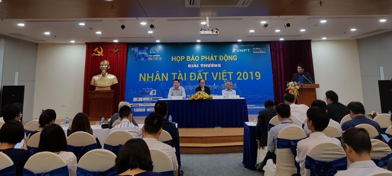 Đại diện Ban Tổ chức, Hội đồng Giám khảo trả lời câu hỏi tại buổi Họp báo