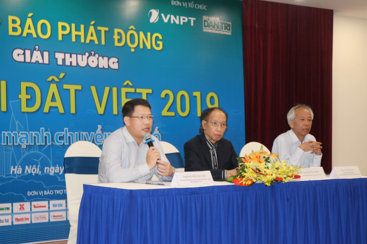 Phó Tổng Giám đốc VNPT-Media, Phó Trưởng Ban Tổ chức Giải thưởng Nguyễn Văn Tấn trả lời tại buổi Họp báo