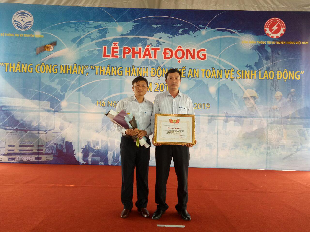 Phó Chủ tịch Công đoàn VNPT-Media Nguyễn Xuân Hảo và công đoàn viên Nguyễn Văn Sơn