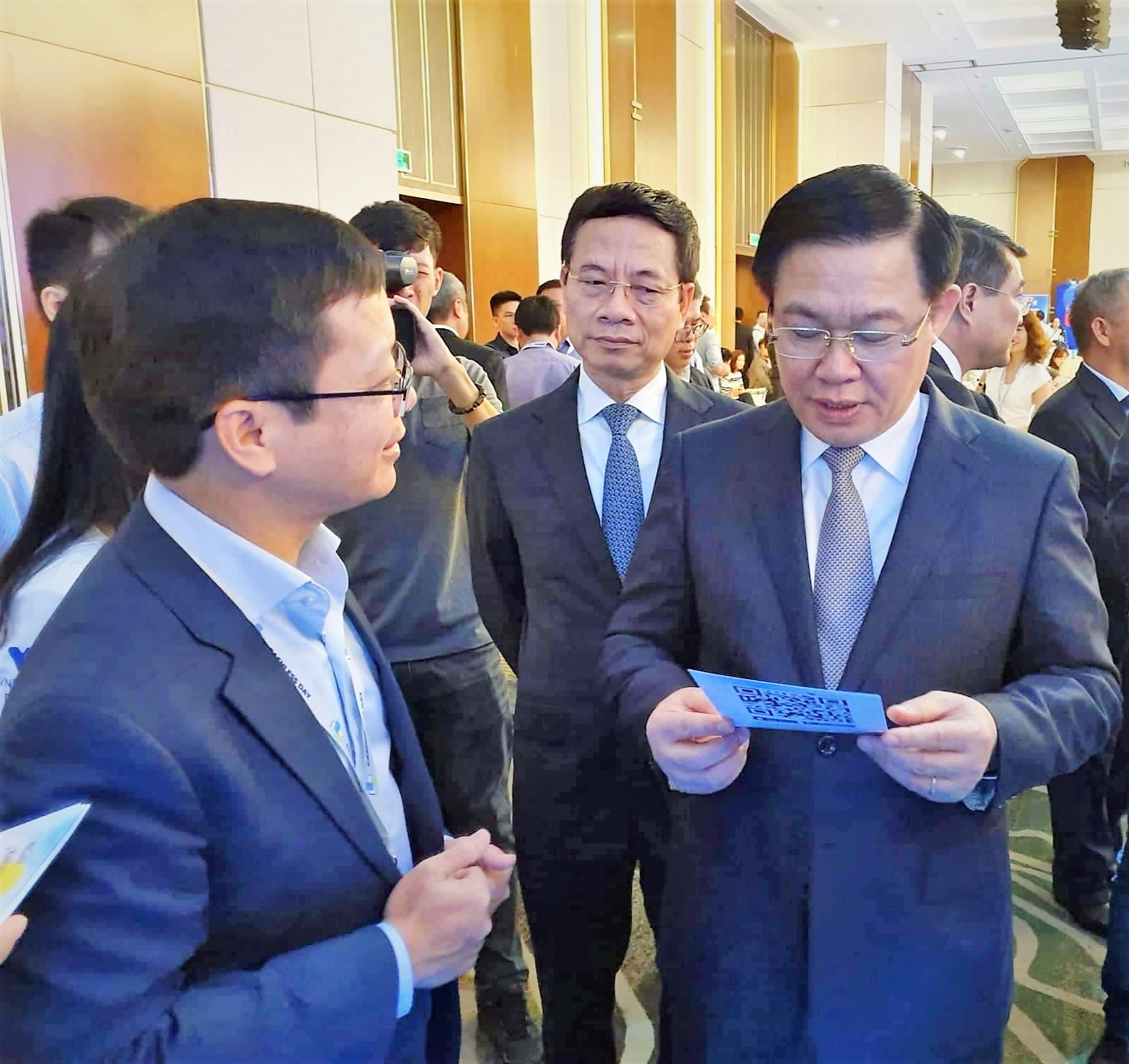Phó Thủ tướng Vương Đình Huệ, Bộ trưởng Bộ TT&TT Nguyễn Mạnh Hùng tham quan gian hàng VNPT Pay tại Hội thảo.