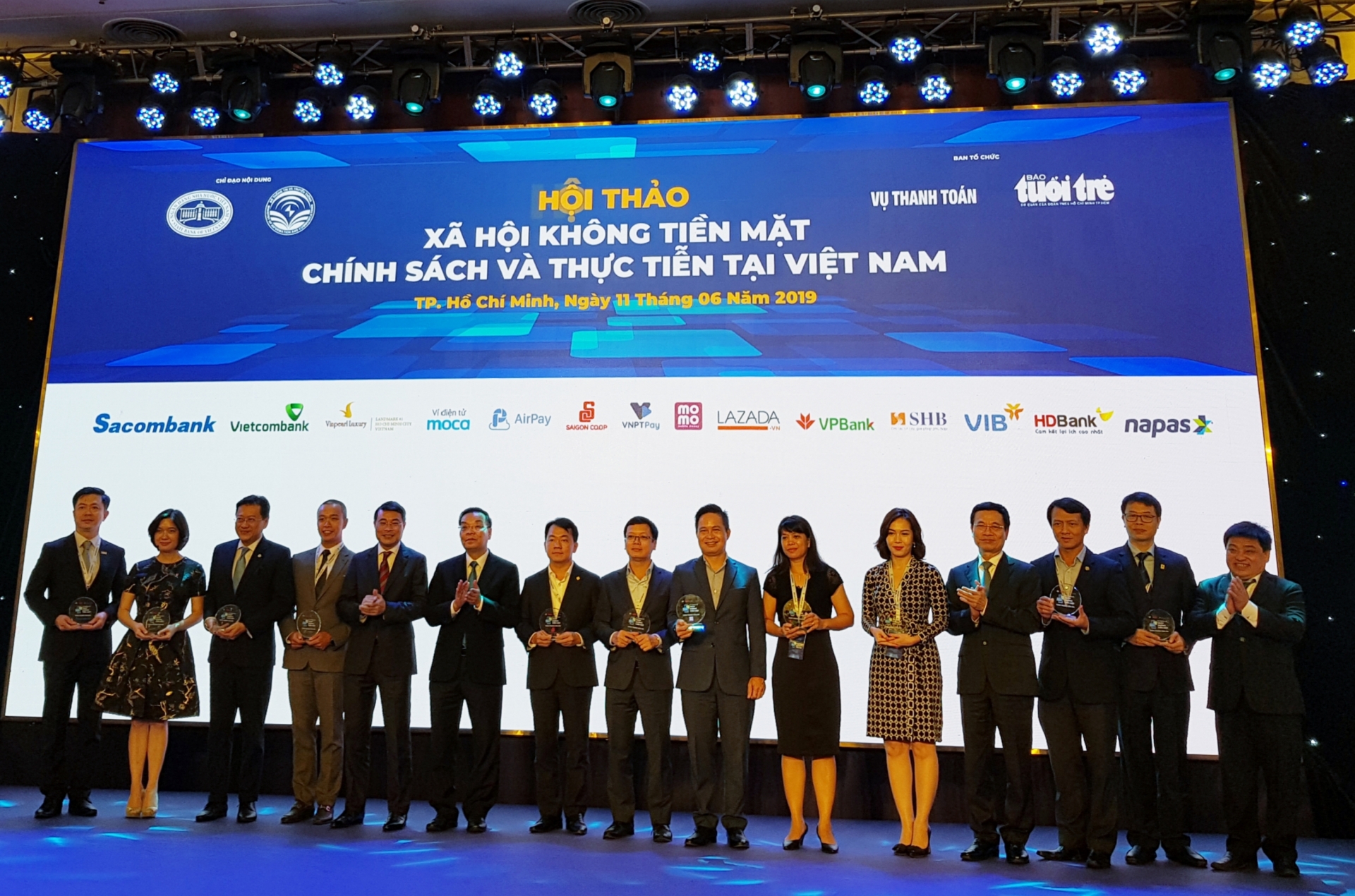 Các đơn vị tham gia Hội thảo nhận Kỷ niệm chương của Ban tổ chức.