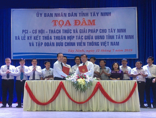 Ông Phạm Đức Long – Tổng Giám đốc Tập đoàn VNPT và Chủ tịch UBND tỉnh Tây Ninh Phạm Văn Tân tỉnh Tây Ninh ký kết thỏa thuận hợp tác